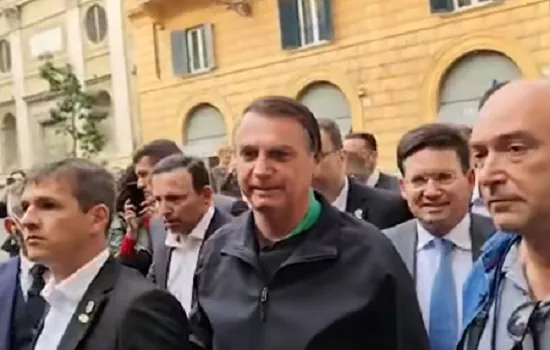 Bolsonaro descumpre recomendação e caminha sem máscara pelas ruas de Roma