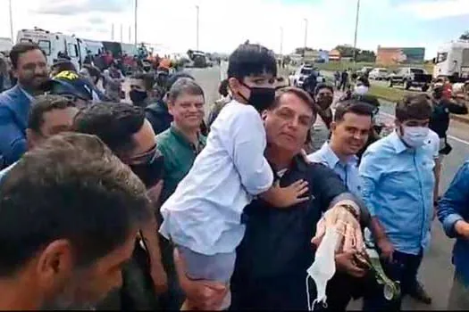 Bolsonaro ignora máscara e cumprimenta multidão de apoiadores em Araguari