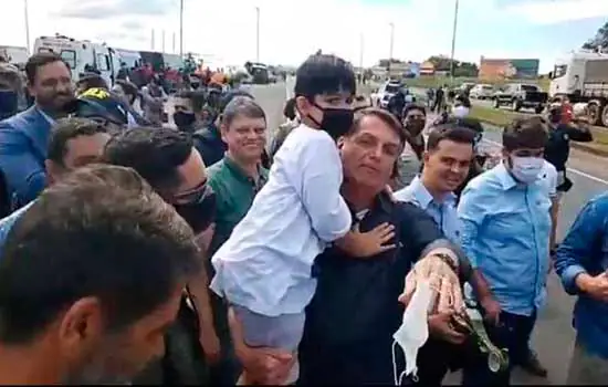 Bolsonaro ignora máscara e cumprimenta multidão de apoiadores em Araguari