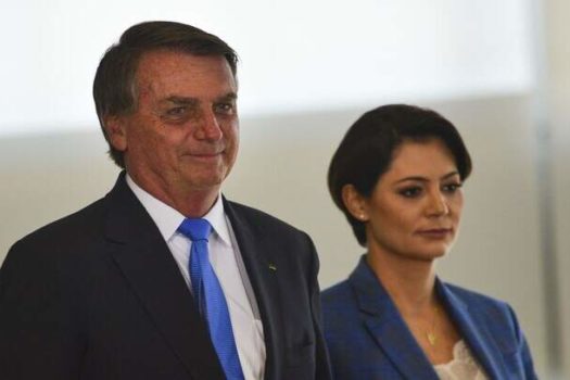 ‘Era pelo telão’ e ‘Já saiu o fenômeno’: o climão entre Michelle e Bolsonaro em ato em SC