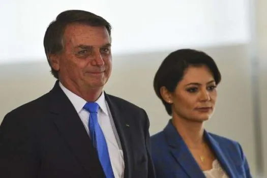 ‘Era pelo telão’ e ‘Já saiu o fenômeno’: o climão entre Michelle e Bolsonaro em ato em SC