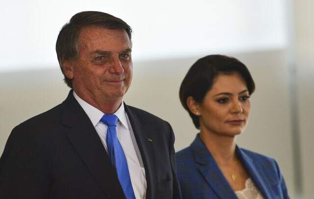 'Era pelo telão' e 'Já saiu o fenômeno': o climão entre Michelle e Bolsonaro em ato em SC