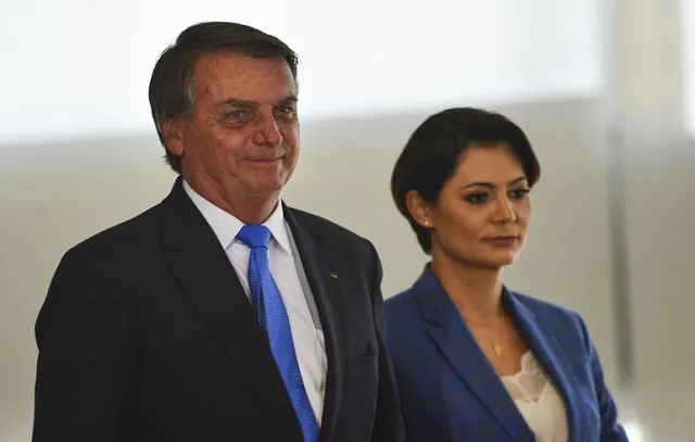 Receita cancela leilão após joias virarem possível prova contra casal Bolsonaro