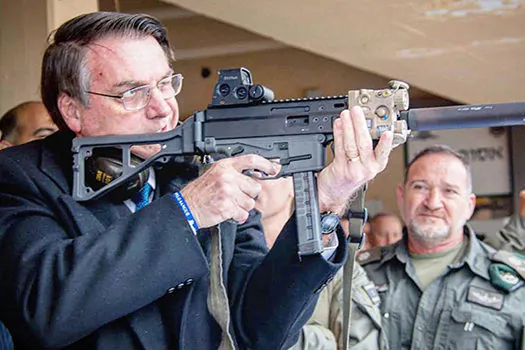 Jornal destaca pontaria de Bolsonaro durante visita a unidade contraterrorista