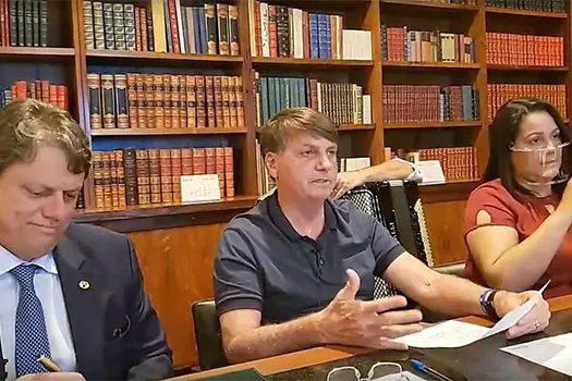 Bolsonaro diz que está tomando antibiótico e fala em ‘mofo no pulmão’ após covid-19