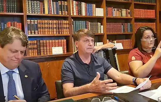 Bolsonaro diz que está tomando antibiótico e fala em ‘mofo no pulmão’ após covid-19