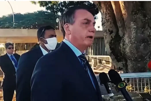 Covid-19: Bolsonaro diz que governadores não ‘achataram curva’ e questiona óbitos