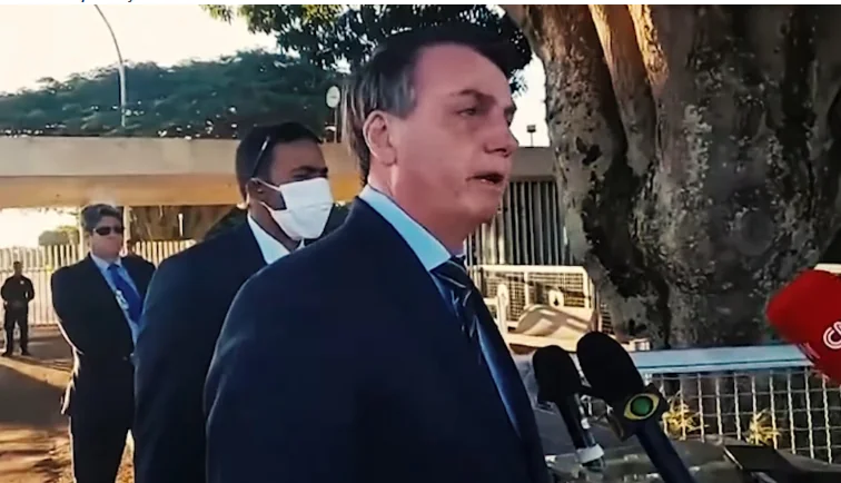 Covid-19: Bolsonaro diz que governadores não ‘achataram curva’ e questiona óbitos