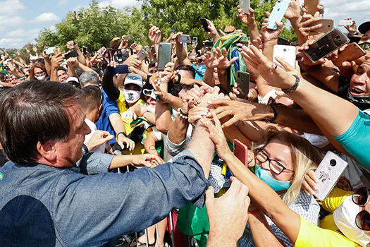 Bolsonaro desembarca em Mossoró (RN) e é recebido por apoiadores