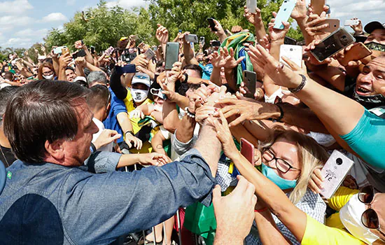 Bolsonaro desembarca em Mossoró (RN) e é recebido por apoiadores