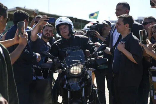 Bolsonaro anda de moto e provoca aglomeração em Formosa, em Goiás