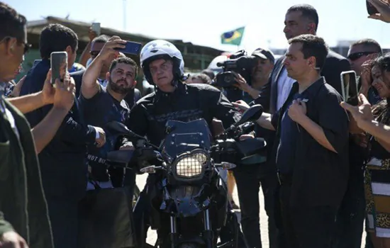 Bolsonaro anda de moto e provoca aglomeração em Formosa