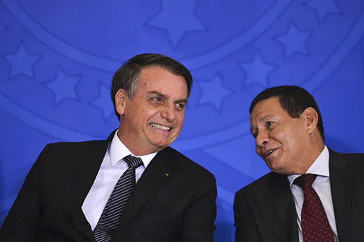 Bolsonaro sugere que Mourão atua como presidente paralelo