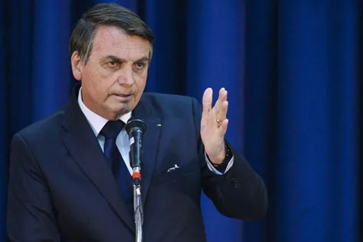 Bolsonaro assina MP que permite às empresas reduzir jornada e salários