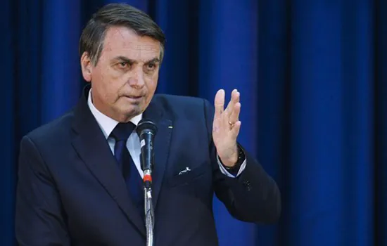 Bolsonaro assina MP que permite às empresas reduzir jornada e salários