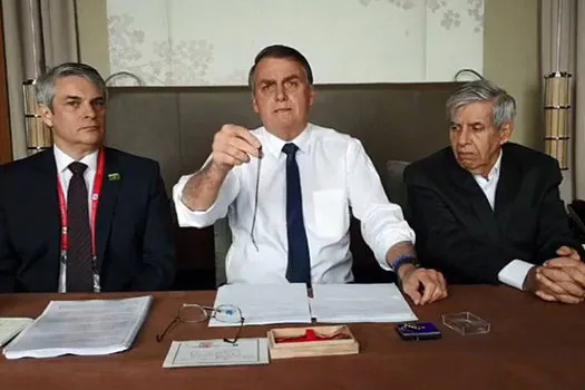 Em live, Bolsonaro mostra bijuteria e volta a exaltar o nióbio