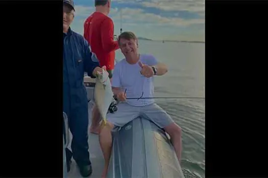 Bolsonaro pesca no litoral paulista