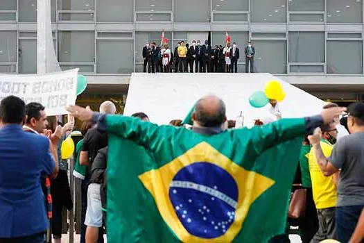 Bolsonaro desiste de pronunciamento e indica que vai participar de manifestação