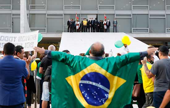 Bolsonaro desiste de pronunciamento e indica que vai participar de manifestação