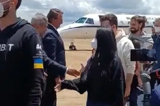 Bolsonaro recebe resgatados da Ucrânia em avião da FAB