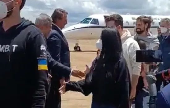 Bolsonaro recebe resgatados da Ucrânia em avião da FAB