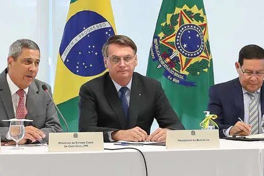 “Como se começa uma ditadura? Desarmando o povo”, diz Bolsonaro