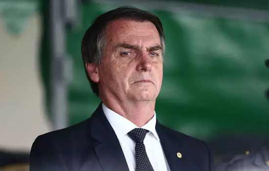 Bolsonaro diz não se sentir pressionado por início da vacinação pelo mundo