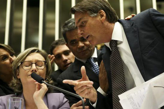 Tumulto com Bolsonaro marca sessão da Câmara sobre violência contra a mulher