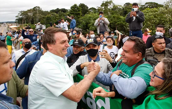 Bolsonaro causa aglomeração em Brasília e volta a defender ‘voto auditável’