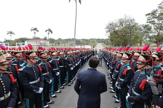 Sem máscara e causando aglomeração, Bolsonaro não discursa em evento no Rio