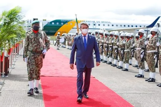 Bolsonaro é recebido por presidente do Suriname em Paramaribo