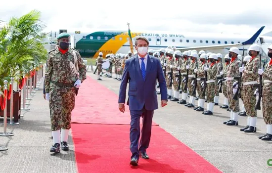 Bolsonaro é recebido por presidente do Suriname em Paramaribo