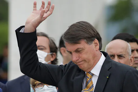 Bolsonaro ignora testes encalhados do governo e culpa Estados e municípios