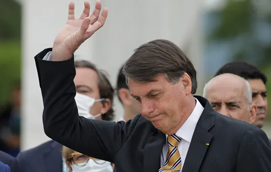 Bolsonaro ignora testes encalhados do governo e culpa Estados e municípios