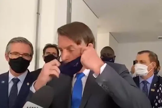 Bolsonaro tira a máscara e manda jornalista calar a boca durante entrevista em SP