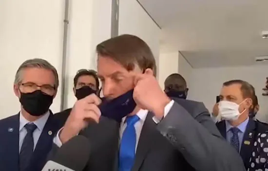 Bolsonaro tira a máscara e manda jornalista calar a boca durante entrevista em SP