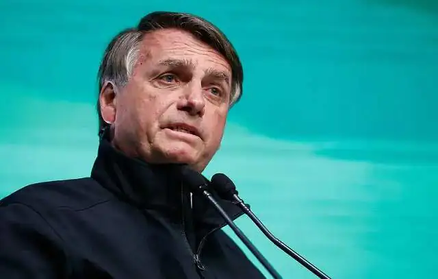 Bolsonaro diz que vai realizar três cirurgias em setembro