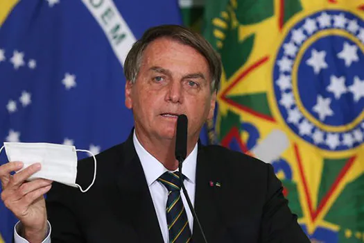 Bolsonaro volta a se opor a uso de máscara e a defender imunização facultativa_x000D_