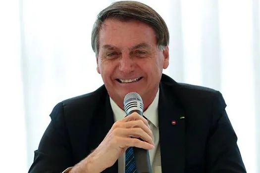 Um dia após suspensão da Coronavac, Bolsonaro tuíta sobre suas ações contra covid