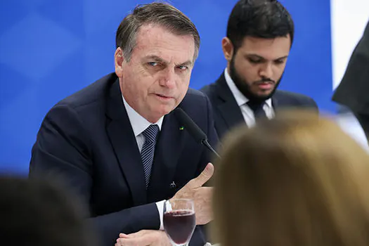 Bolsonaro: única forma de se comunicar com segurança é pessoalmente