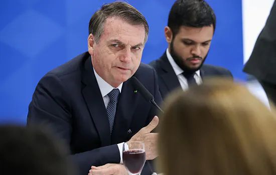 Bolsonaro: única forma de se comunicar com segurança é pessoalmente