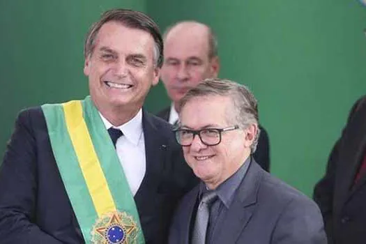 Bolsonaro diz que ministro Vélez Rodríguez continua no cargo_x000D_