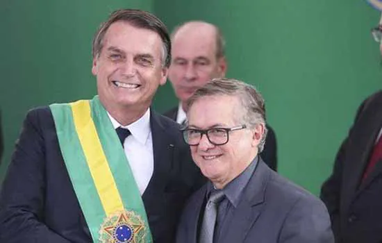 Bolsonaro diz que ministro Vélez Rodríguez continua no cargo_x000D_