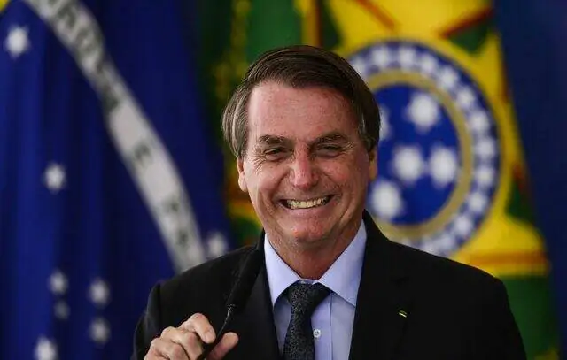 Bolsonaro tenta reduzir valor de multas e adia pagamento mesmo após milhões via Pix