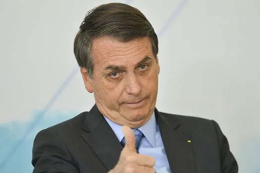 Bolsonaro diz que não houve atraso na vacinação contra covid-19