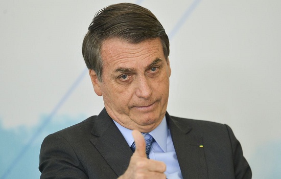 Bolsonaro diz que não houve atraso na vacinação contra covid-19