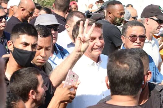 Bolsonaro recebe duas multas por andar sem máscara no interior de São Paulo