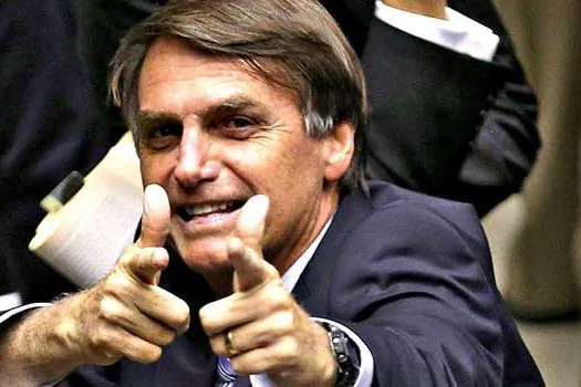 Grupo de militares da reserva faz manifestação para pedir emprego a Bolsonaro