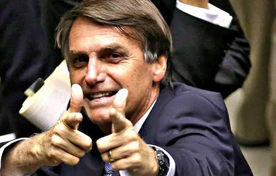 Grupo de militares da reserva faz manifestação para pedir emprego a Bolsonaro