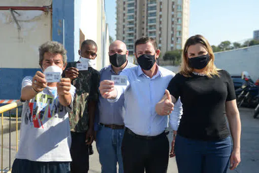 Morando entrega cartões de gratuidade no Bom Prato para moradores em situação de rua